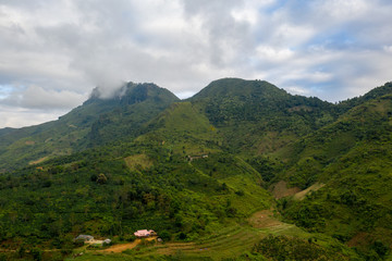 Naklejka premium Vue sur les montagnes vietnamiennes du Nord