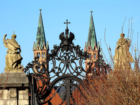 Das kunstvoll geschmiedede Oeggtor neben dem Fl&uuml;geln der Residenz in W&uuml;rzburg /Bayern/Franken, mit den T&uuml;rmen des W&uuml;rzburger Domes im Hintergrund