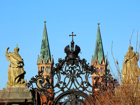 Das kunstvoll geschmiedede Oeggtor neben dem Fl&uuml;geln der Residenz in W&uuml;rzburg /Bayern/Franken, mit den T&uuml;rmen des W&uuml;rzburger Domes im Hintergrund