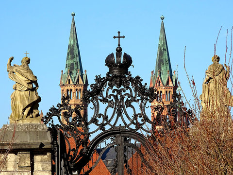 Das kunstvoll geschmiedede Oeggtor neben dem Fl&uuml;geln der Residenz in W&uuml;rzburg /Bayern/Franken, mit den T&uuml;rmen des W&uuml;rzburger Domes im Hintergrund