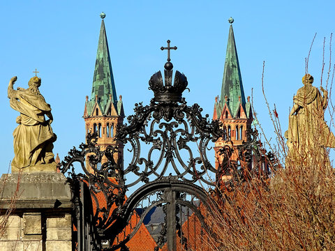 Das kunstvoll geschmiedede Oeggtor neben dem Fl&uuml;geln der Residenz in W&uuml;rzburg /Bayern/Franken, mit den T&uuml;rmen des W&uuml;rzburger Domes im Hintergrund