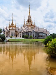 Naklejka premium the white temple in bangkok thailand