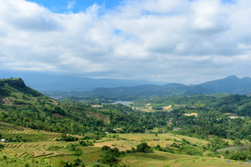 Vue des montagnes du Nord Vietnam et de rizi&egrave;res ainsi que d'une route
