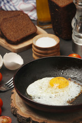 Fried egg with tomatoes and bread