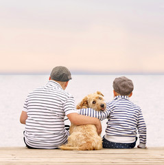 Freunde sitzen am See