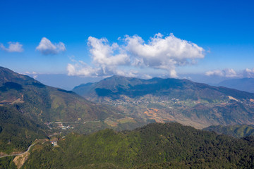 Vues larges sur les montagnes vietnamienne du nord