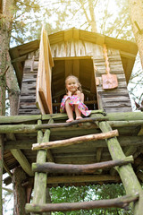 Obraz premium Happy cute kid playing in the treehouse
