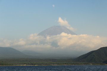 山梨県　本栖湖畔の赤富士