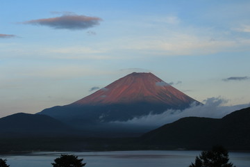 山梨県　本栖湖畔の赤富士