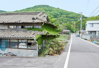 朽ちた民家と道