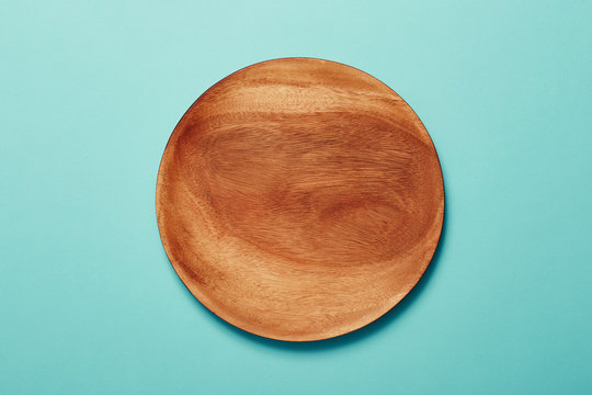 空っぽの木製皿