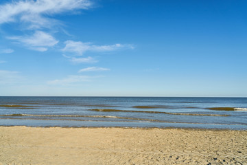Fototapeta na wymiar Strand mit Sand am Meer vor Himmel