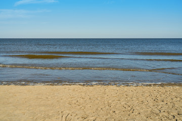 Wellen im Wasser vom Meer am Strand