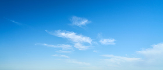 Wolken am Himmel als Hintergrund Panorama Banner