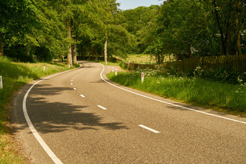 Leere Straße mit S-Kurve im Sommer