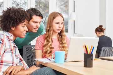 Fototapeta premium Studenten Team im Computer Seminar