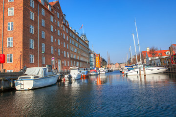 Fototapeta premium Copenhagen street and water canal with boats 