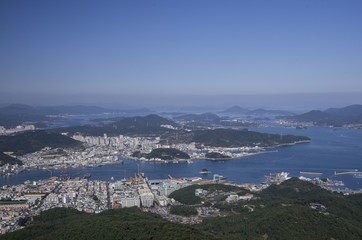 Obraz premium city view in blue sea and islands