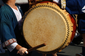 Fototapeta na wymiar 祭りで太鼓を鳴らす男