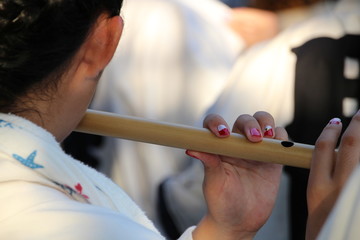 祭りで横笛を吹く女性 © acchity