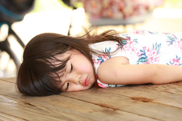 暑さでぐったりする女の子