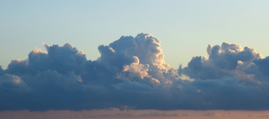 Wolkenstimmung bei Sonnenaufgang über dem Meer