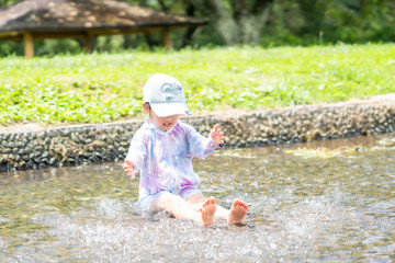 水辺の公園で遊ぶ女の子