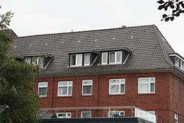 Moderne Fenster in einer Fassade eines Hauses