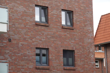 Fototapeta na wymiar Moderne Fenster in einer Fassade eines Hauses