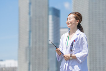 笑顔の白衣の女性
