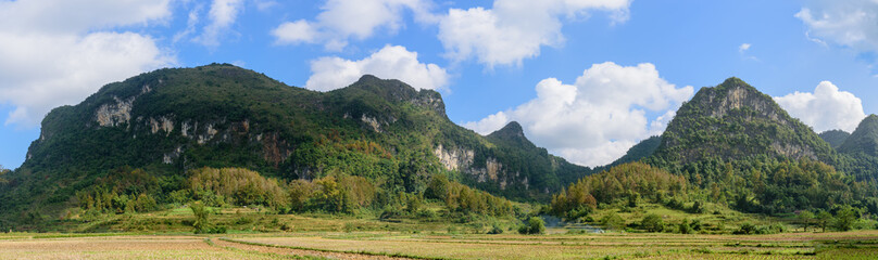 Fototapeta na wymiar Panorama de pics karstiques vietnamiens