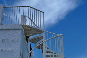 Escalier blanc dans le ciel bleu.