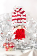 kleiner Wichtel mit Weihnachtsdekoration, silber, rot, weiß