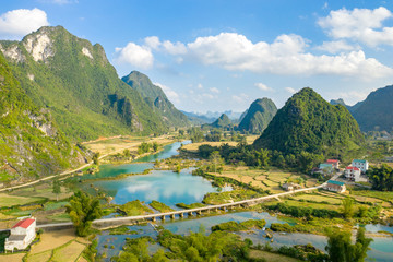 La rivière Song Quay Son au milieu des montagnes vietnamiennes
