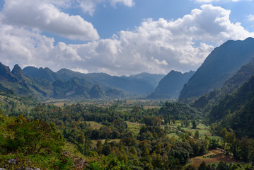 Naklejka premium Vue sur les montagnes du Vietnam du Nord et de rizières ainsi que de routes