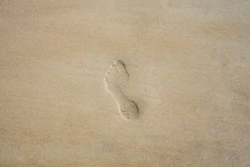Ein Fußabdruck im Strandsand