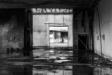 Obraz premium Urban exploration in an abandoned engineering industry