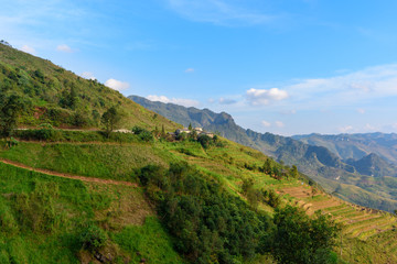 Fototapeta na wymiar Vue sur les montagnes vietnamiennes du nord