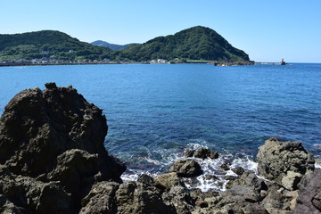 Fototapeta na wymiar 由良海岸 ／ 山形県鶴岡市にある由良海岸は、日本の渚百選、快水浴場百選にも選ばれた、庄内浜のシンボル的な海岸です。近くには由良海水浴場、白山島など風光明媚な美しい景観が続きます。白山島はその景観から「東北の江ノ島」と呼ばれています。