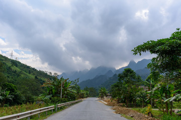 Vue des montagne du Nord Vietnam traversée par une route