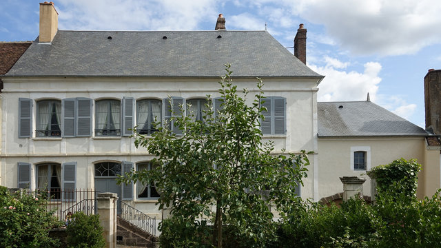 Saint-Sauveur-en-Puisaye (Yonne). La maison où l’écrivain Colette passa sa jeunesse où l’on voit la fenêtre de sa chambre d’enfant, au-dessus du porche tout à fait à droite.