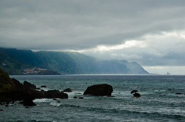 Dunkle Wolken liegen über der Bucht von Sao Vincente, Madeira, Portugal, Europa und verdunkeln die...