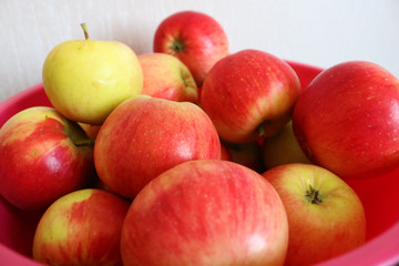 Fototapeta na wymiar Fresh ripe apples in a bowl