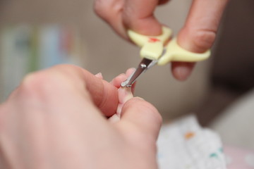 Nagelpflege bei einem Baby