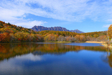 上信越国立公園。秋の小鳥が池から戸隠連峰を望む。長野　日本。１０月下旬。