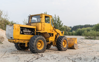 Obraz na płótnie Canvas Tractor loader. Wheel loader excavator after work. Bulldozer side view.