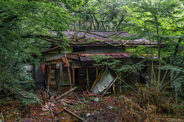 山奥の壊れた一軒家