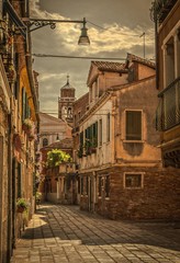 Fototapeta na wymiar Gasse mit alten Häusern im Sommer in Venedig, Italien
