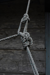 固く結ばれた古いロープ