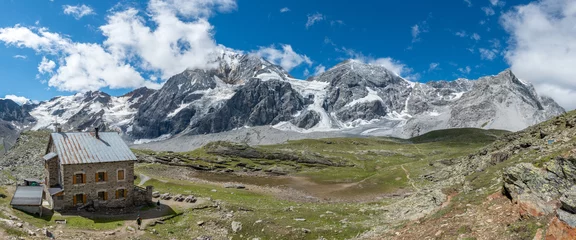 Gletsjer Trail mit Wanderern in den Bergen in Italien © Isabel